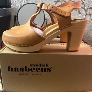 Swedish Hasbeens 41/ 10 NWB- T-strap Tan leather wood sole high heel